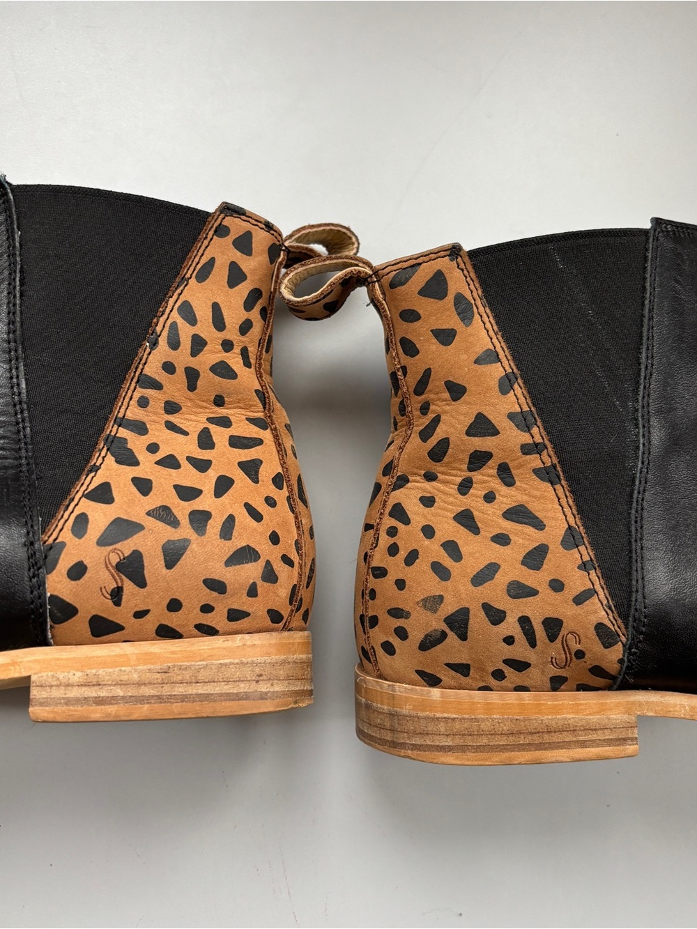 Sseko Chelsea V Boots Black Fauna Leather Animal Print Women’s Size 8 Leopard - Picture 8 of 10